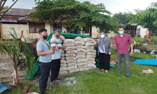 KUNJUNGAN SEKRETARIS KOMISI V DPRP PAPUA, IBU FAUZUN NIHAYAH, S. HI.,MH …SEKALIGUS MEMBERIKAN BANTUAN BERUPA SEMEN 50 SAK, UNTUK RENOVASI GEDUNG KANTOR  SMAN 3 MERAUKE