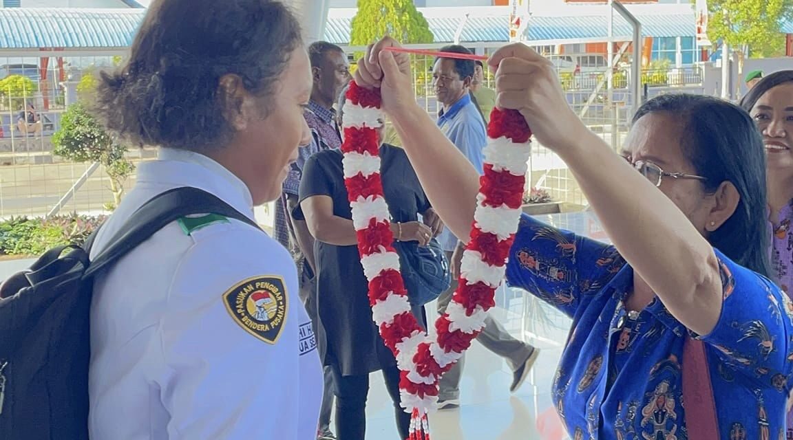 Penyambutan siswa SMA 3 atas nama Hesti Hamadi di bandara Mopa yg sdh melaksanakan Tugas Negara sebagai Peserta Paskibraka di Istana Merdeka Jakarta 17 Agustus 2023.