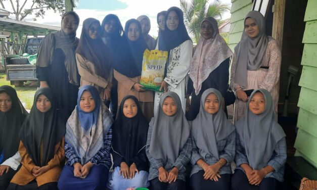 Silaturrahmi keluarga besar SMAN 3 MeraukeKe pesantren DARUT TAUHID Netto Merauke.