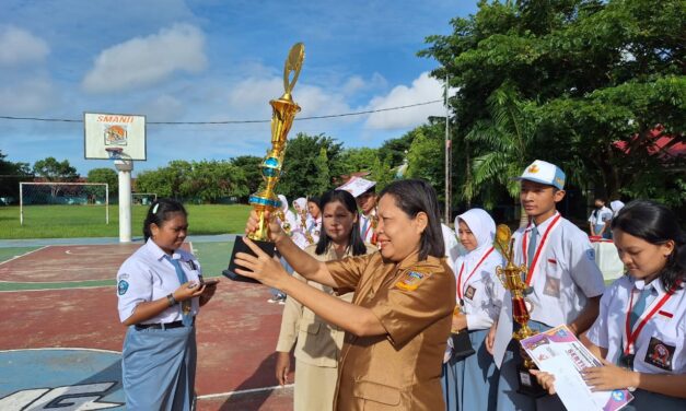 PENYERAHAN PIALA DAN HADIAH PEMENANG FLS2N DAN POPDA, SMAN 3 MERAUKE TAHUN 2024