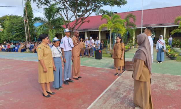 PENYERAHAN PESERTA DIDIK BARU DARI PIHAK ORANG TUAN KEPADA BAPAK IBU GURU SMAN 3 MERAUKE