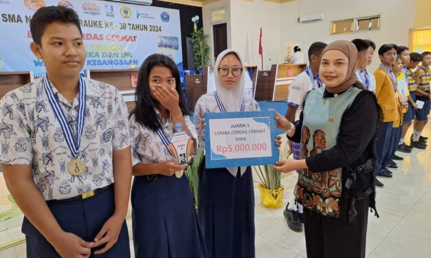 Pembagian Hadiah Juara Lomba HUT SMANTI KE 30 TAHUN 2024