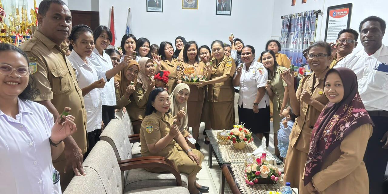 KELUARGA BESAR SMA NEGERI 3 MENGUCAPKAN SELAMAT ULANG TAHUN IBU KEPALA SEKOLAH