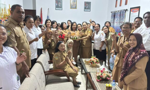 KELUARGA BESAR SMA NEGERI 3 MENGUCAPKAN SELAMAT ULANG TAHUN IBU KEPALA SEKOLAH